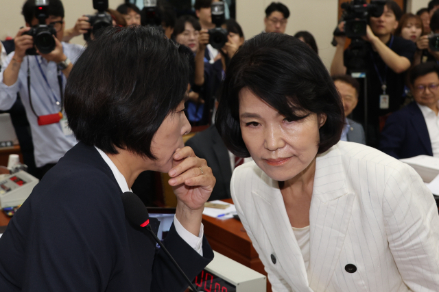 더불어민주당 소속 최민희 과학기술정보방송통신위원장이 24일 국회 과학기술정보방송통신위원회에서 열린 인사청문회에서 이진숙 방통위원장 후보자에게 귀엣말을 하고 있다. 최 위원장은 선서문을 전달한 뒤 인사하지 않고 자리로 돌아가려는 이 후보자를 다시 불러 귀에 대고