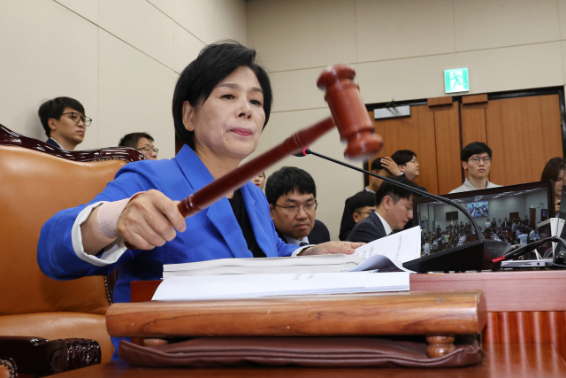 국회 과학기술정보방송통신위원회 위원장인 최민희 더불어민주당 국회의원. 연합뉴스