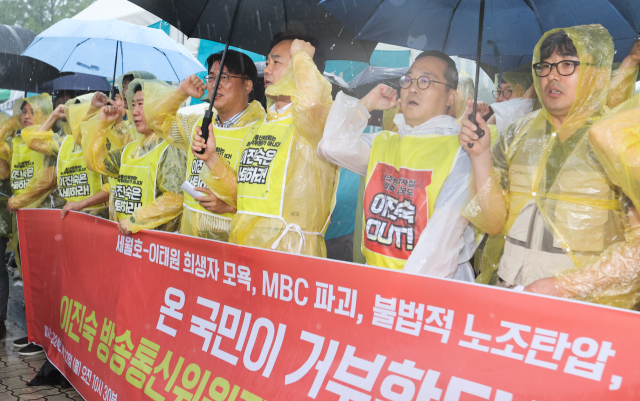 전국언론노조 조합원들이 22일 서울 여의도 국회 앞에서 열린 언론노조, 이진숙 방통위원장 후보 사퇴 촉구 기자회견에서 구호를 외치고 있다. 연합뉴스
