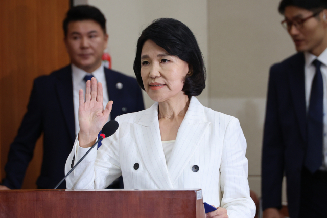 이진숙 방송통신위원장 후보자가 24일 서울 여의도 국회 과학기술정보방송통신위원회에서 열린 인사청문회에서 선서하고 있다. 연합뉴스