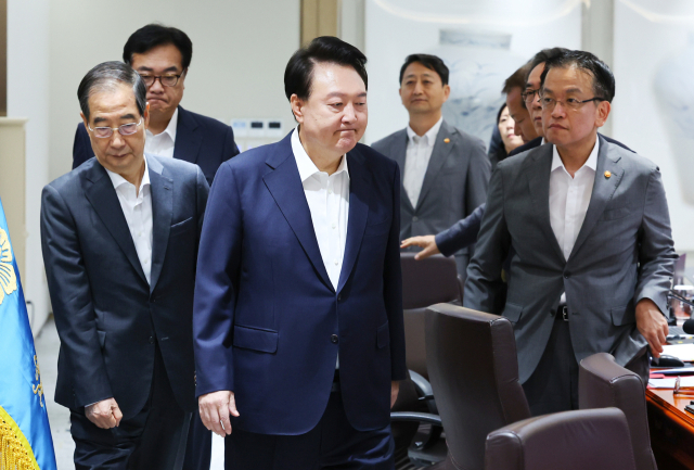 윤석열 대통령이 30일 서울 용산 대통령실 청사에서 열린 국무회의에 입장하고 있다. 연합뉴스