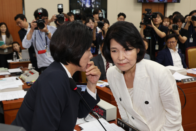 더불어민주당 소속 최민희 과학기술정보방송통신위원장이 24일 국회 과학기술정보방송통신위원회에서 열린 인사청문회에서 이진숙 방통위원장 후보자에게 귀엣말을 하고 있다. 최 위원장은 선서문을 전달한 뒤 인사하지 않고 자리로 돌아가려는 이 후보자를 다시 불러 귀에 대고 