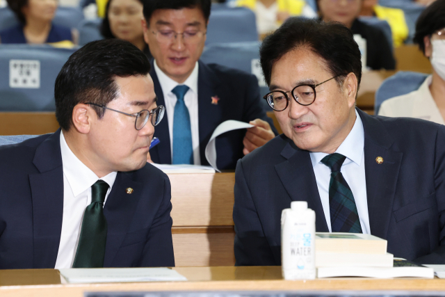우원식 국회의장(오른쪽)과 더불어민주당 박찬대 당대표 직무대행 겸 원내대표가 30일 오전 국회 의원회관에서 열린 국회생명안전포럼 발대식에 참석해 대화하고 있다. 연합뉴스