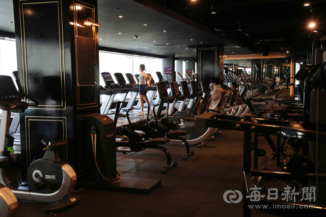 지난달 30일 오후 대구 유명 프랜차이즈 헬스장 중 하나였던 A헬스장이 돌연 부도를 선언한 가운데 이용객들이 달서구 월성점에서 운동을 하고 있다.매일신문 DB