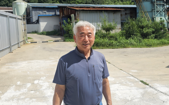 자신이 개발한 친환경 미생물이 축산 악취를 없애는데 효과가 있다고 자신하는 강성두 케이바이오(주) 연구소장이 실험 살포에 나선 축사 앞에서 설명하고 있다. 엄재진 기자