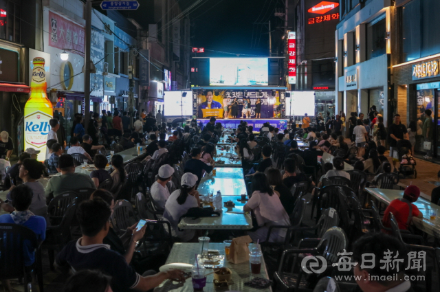 지난 20일 포항 중앙상가 영일만친구 야시장에서 비어 나이트 페스타에 참가한 시민들이 시원한 맥주와 함께 야시장의 다양한 먹거리를 즐기고 있다. 포항시 제공