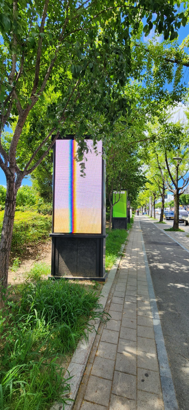 경북대 대학타운형 스마트타운 조성사업 중 하나로, 대구 북구 복현우체국 버스정류장 인근에 영상을 송출하는 미디어보드와 스마트벤치 등이 조성돼있다. 윤수진 기자