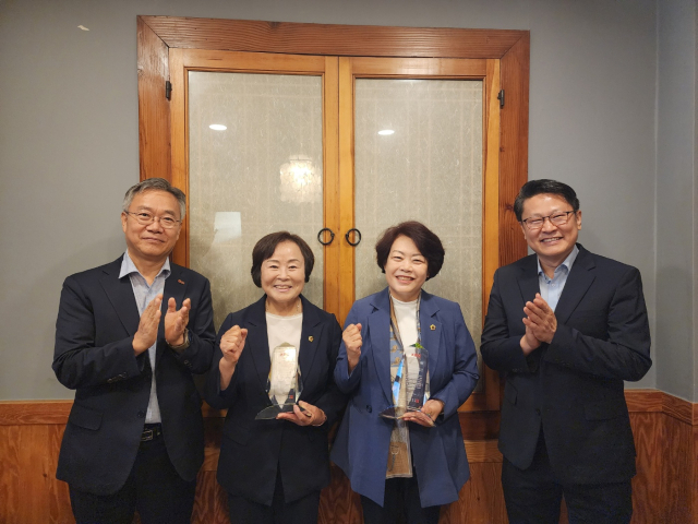 중소기업중앙회 대구지역본부는 29일 대구시의회 제9대 전반기 기간 중소기업을 지원해 온 이영애, 이태손 시의원에게 감사패를 전달했다. 중소기업중앙회 대구지역본부.