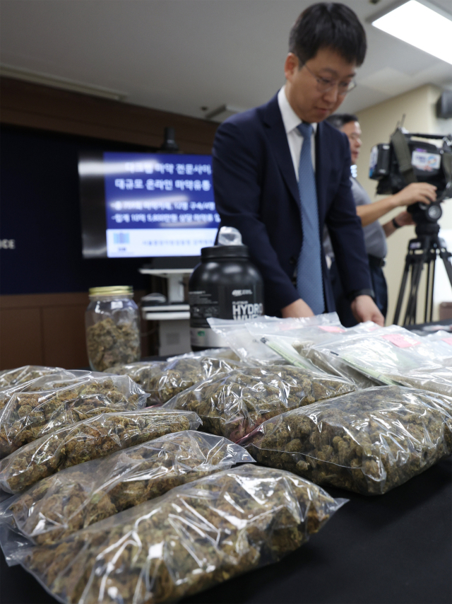 26일 오전 서울 서초구 서울중앙지검에서 열린 다크웹 대규모 온라인 마약 유통 적발 관련 브리핑에 대마 등 증거물품들이 전시돼 있다. 검찰은 회원 수가 4천명에 이르는 국내 마약류 쇼핑 사이트를 적발해 판매상과 공급책 등을 재판에 넘겼다고 밝혔다. 연합뉴스