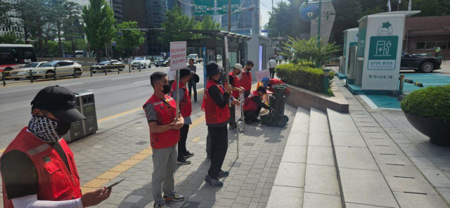 공사대금을 받지 못한 회사 관계자들이 하나대체투자자산운용 회사 앞에서 시위를 하고 있다. 박진종 기자