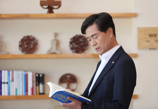 안병구 밀양시장이 애독서를 들고 있는 모습. 밀양시 제공