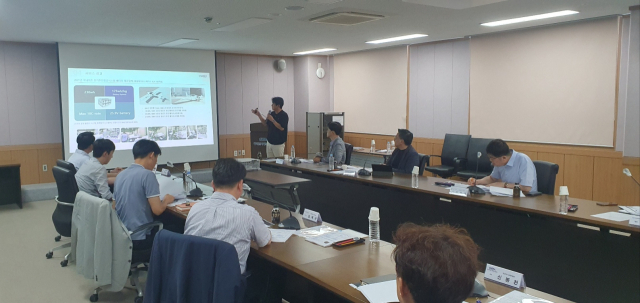 지난달 31일 구미지역 창업 지원 관련 10개 기관 관계자들이 모여 창업기업 맞춤형 지원에 대해 논의하고 있다. 구미시 제공