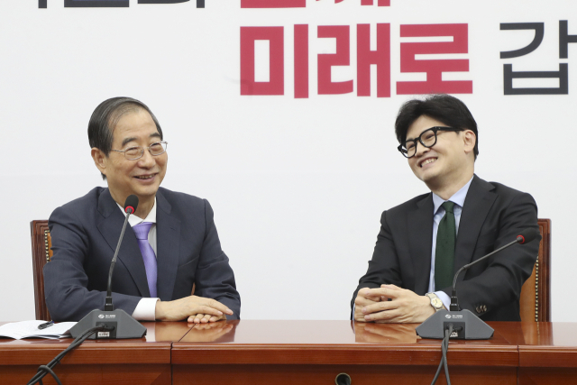 한덕수 국무총리와 국민의힘 한동훈 대표(오른쪽)가 1일 오후 국회에서 만나 대화하고 있다. 연합뉴스