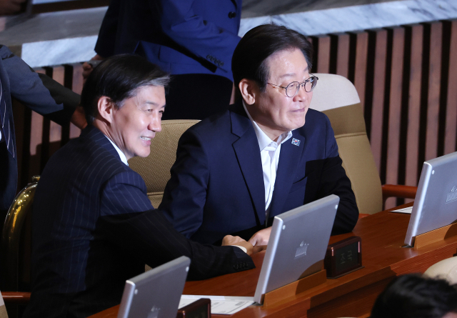1일 오후 열린 국회 본회의에서 더불어민주당 이재명 전 대표가 조국혁신당 조국 대표(왼쪽) 자리로 찾아가 앉아 회의장을 바라보고 있다. 연합뉴스
