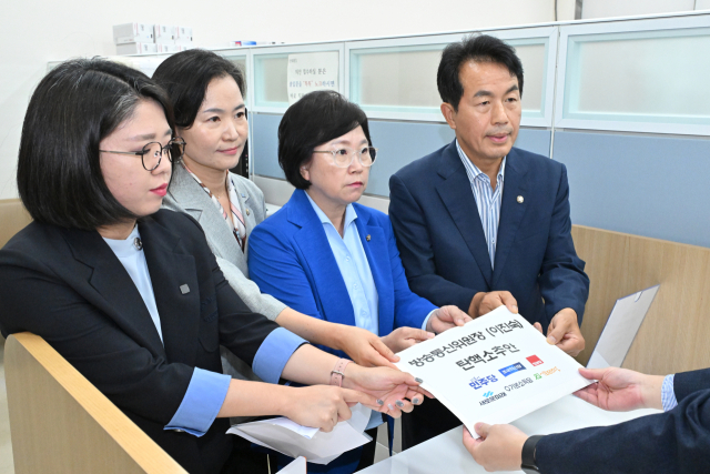 더불어민주당 김현 국회의원, 조국혁신당 이해민 국회의원, 진보당 윤종오 국회의원, 기본소득당 용혜인 의원이 1일 오후 서울 여의도 국회 의안과에서