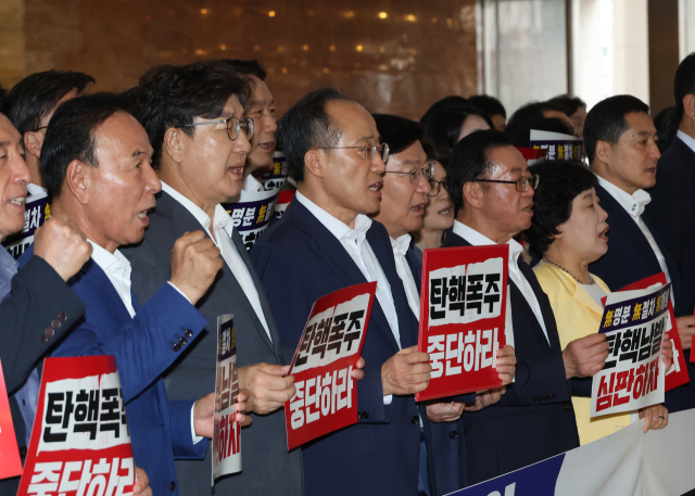 국민의힘 의원들이 본회의를 앞둔 1일 오후 국회 로텐더홀에서 야당의 이진숙 방송통신위원장 탄핵소추안 발의와