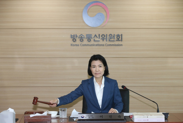 이진숙 신임 방송통신위원회 위원장이 31일 오후 정부과천청사 방통위에서 열린 전체회의에서 의사봉을 치고 있다. 연합뉴스