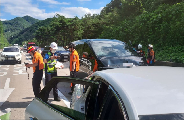 지난 1일 오후 2시 51분쯤 경북 상주시 내서면 당진-영덕 고속도로 내서터널 인근에서 6중 추돌 사고가 발생해 출동한 소방당국이 현장 구조 활동을 벌이고 있다. 경북소방본부 제공