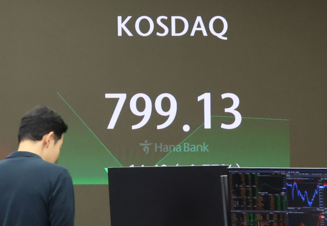 2일 코스피는 전장보다 58.29포인트(2.10%) 내린 2,719.39로 출발했다. 코스닥지수는 14.08p(1.73%) 내린 799.45에 원/달러 환율은 2.2원 오른 1,372.0원에 개장했다. 사진은 이날 오전 서울 중구 하나은행 본점 딜링룸. 연합뉴스