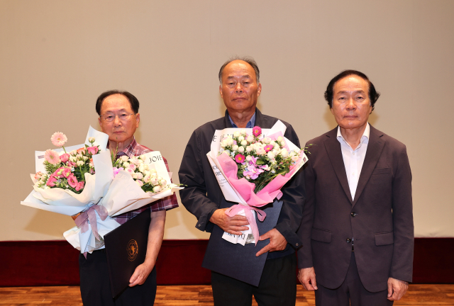 의성군은 지난 1일 6.25전쟁 참전 용사 유족에게 그동안 전달하지 못한 훈장을 전수했다. 의성군 제공.