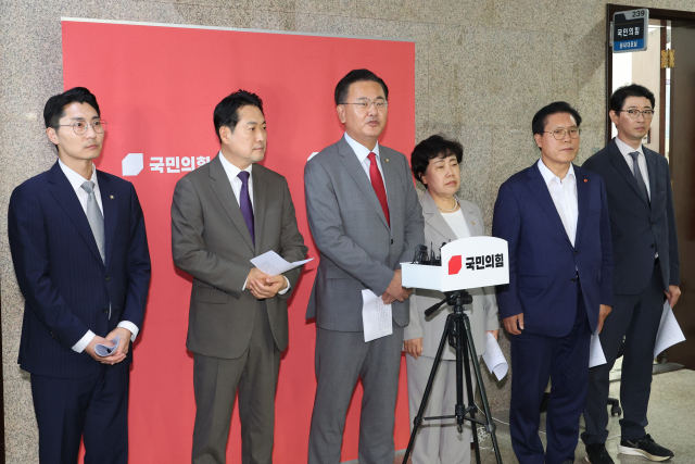 국민의힘 소속 국회 법제사법위원회 위원들이 31일 오후 국회에서 더불어민주당 소속 정청래 법제사법위원장이 일방적으로 의사진행을 한다며 항의하고 있다. 왼쪽부터 박준태·장동혁·유상범·조배숙·송석준·주진우 의원. 연합뉴스