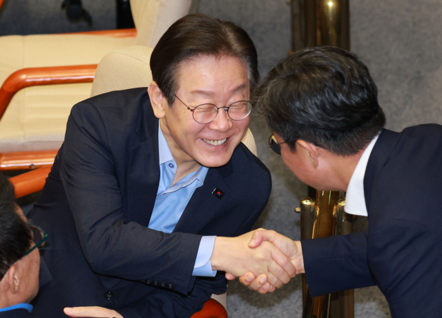 2일 오후 국회 본회의에서 더불어민주당 이재명 전 대표가 동료 의원들과 악수하고 있다. 연합뉴스