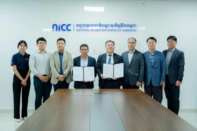 경북테크노파크와 캄보디아 국립창업보육센터 관계자들이 업무협약 체결 후 기념촬영을 하고 있다. 경북테크노파크제공