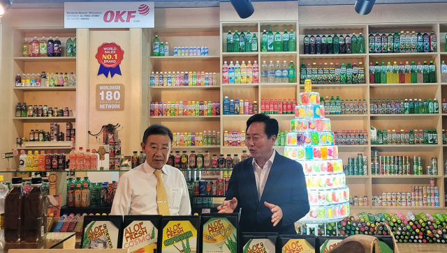 권기창 안동시장이 서울 강남구 OKF본사를 찾아 기업체 관계자들과 간담회를 가졌다. 사진은 이상신 회장과 음료 관련 얘기를 나누는 모습. 안동시 제공