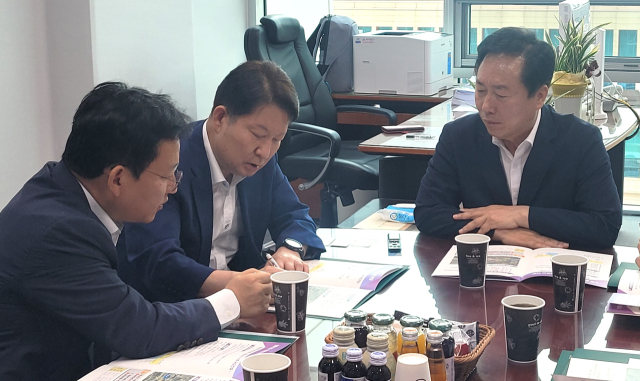 권기창 안동시장이 2일 국회를 찾아 김형동 의원과 안동출신 권영진 국회의원을 만나 안동지역 현안사업을 설명하고 내년도 국비 예산 반영을 건의했다. 안동시 제공