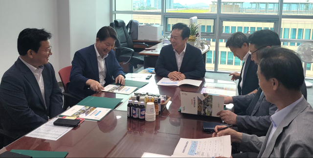 권기창 안동시장이 2일 국회를 찾아 김형동 의원과 안동출신 권영진 국회의원을 만나 안동지역 현안사업을 설명하고 내년도 국비 예산 반영을 건의했다. 안동시 제공