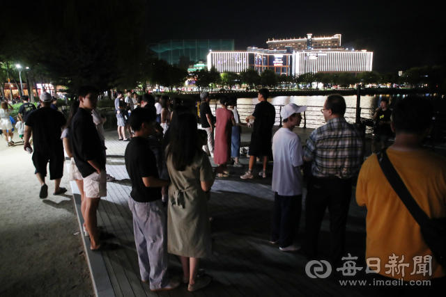 대구 열대야가 연속 15일째를 기록한 3일 밤 수성못을 찾은 시민들이 버스킹 공연을 보며 무더위를 식히고 있다. 대구기상청에 따르면 올 들어 대구 지역의 열대야는 지난달 4일 처음 나타난 이후 이달 4일까지 총 19차례나 기록됐다. 정운철 기자 woon@imaeil.com