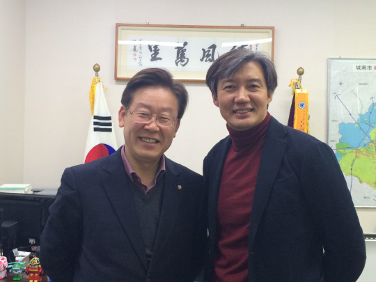 4일 조국 조국혁신당 대표가 이재명(왼쪽) 전 더불어민주당 대표와 10년 전 찍은 사진을 공개했다. 페이스북