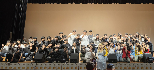 공연을 마침 중고등학생 동아리 회원들이 기념 사진을 촬영하기 위해 포즈를 취했다. W.A.A 제공