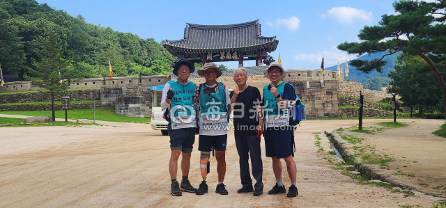 양팔과 오른 발이 없는 