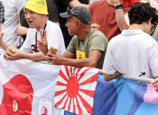 2024 파리 올림픽 사이클 남자 도로 경기에서 욱일기를 내건 일본인. 파리=올림픽사진공동취재단