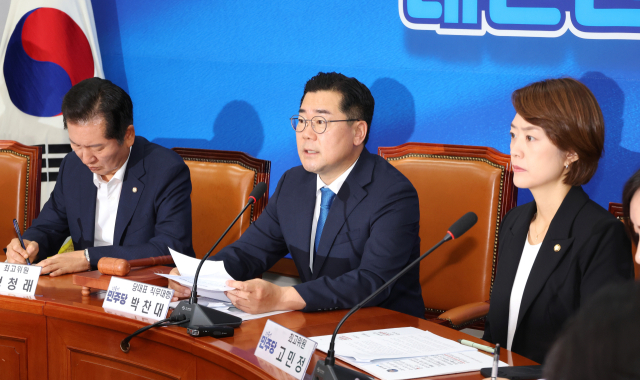 더불어민주당 박찬대 당 대표 직무대행 겸 원내대표(가운데)가 5일 오전 국회에서 열린 최고위원회의에서 발언하고 있다. 연합뉴스