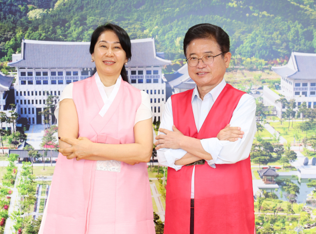 5일 경북도청을 찾은 아이다 이스마일로바 주한키르기스스탄 대사가 이철우 도지사와 기념 촬영을 하고 있다. 경북도 제공.