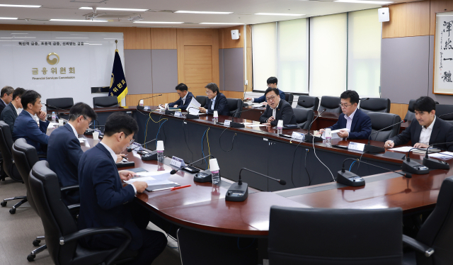 김병환 금융위원회 위원장이 5일 오후 서울 정부서울청사에서 금융위원회와 금융감독원, 한국거래소 등 관계기관과 함께 개최한 긴급 시장점검회의에서 최근 주식시장 변동성 확대에 대해 논의하고 있다. 연합뉴스