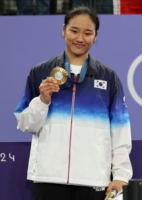 지난 5일(현지시간) 프랑스 파리 포르트드 라 샤펠 아레나에서 열린 2024 파리올림픽 배드민턴 여자 단식 결승전에서 중국 허빙자오를 이기고 우승을 차지한 한국 안세영이 금메달을 들어보이고 있다. 연합뉴스