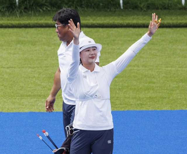 3일(현지시간) 프랑스 파리 레쟁발리드에서 열린 2024 파리올림픽 양궁 여자 개인전 결승에서 금메달을 딴 한국의 임시현이 손을 들어 인사하고 있다. 연합뉴스