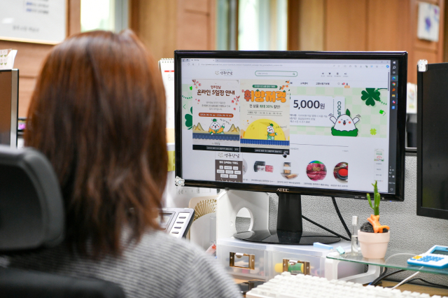 한 고객이 영주 장날 인터넷 쇼핑몰을 통해 물건을 구입하고 있다. 영주시 제공