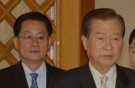 2003년 2월 4일 당시 청와대에서 열린 국무회의에 참석한 김대중 대통령(오른쪽)과 박지원 비서실장(현 더불어민주당 국회의원). 연합뉴스