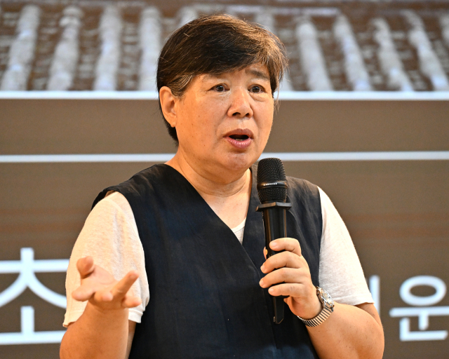 이동춘 사진작가가 경북도 화공 굿모닝 특강에서 한옥에 대해 특강하고 있다. 경북도 제공