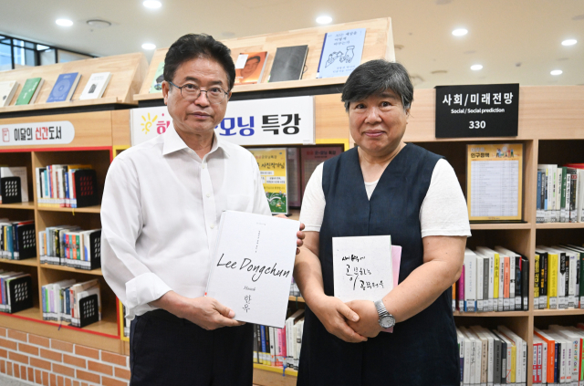 이동춘 사진작가와 이철우 도지사가 경북도청 