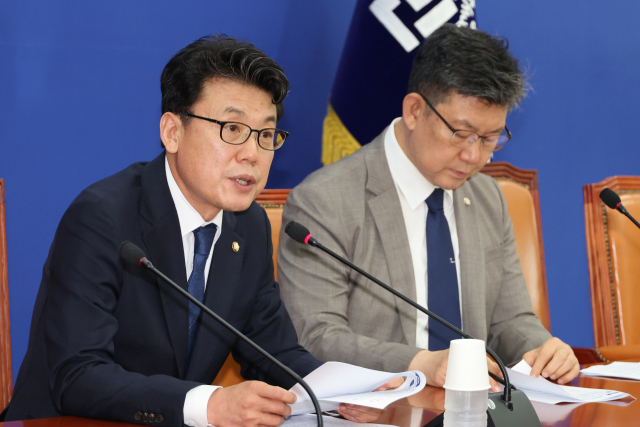더불어민주당 진성준 정책위의장과 김남근 의원이 주식시장의 