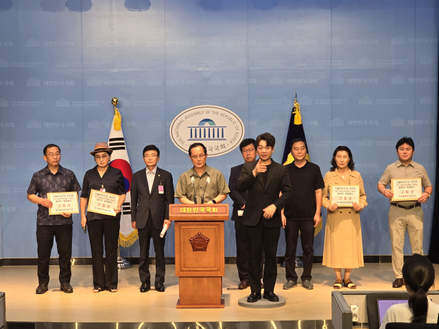 6일 서울 여의도 국회 소통관 브리핑룸에서 탈북민 연합단체가 최민희 더불어민주당 의원을 고소하는 기자회견을 하고 있다. 박충권 국민의힘 의원실 제공