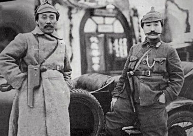 1922년 1월 극동민족대회에 참가한 최진동 장군(오른쪽)과 홍범도 장군
