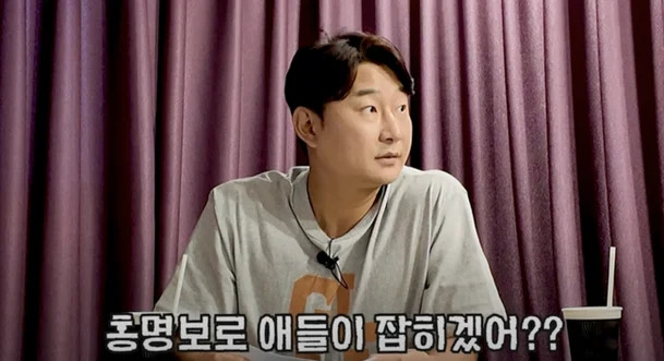 이천수가 자신의 유튜브 채널을 통해 홍명보 감독과 축협을 연인 비판하고 있다. 유튜브 캡처