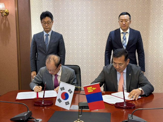 몽골 울란바토르 철도공사 창립 75주년 기념 행사에 초청된 최성해 동양대 총장이 몽골 교통부와 양해각서(MOU)를 체결하고 있다. 동양대 제공