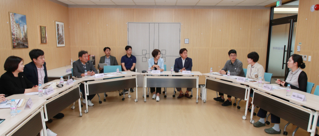 안동시의회 문화복지위원회 소속 의원들이 지난 6일 김천시 공공산후조리원을 방문해 시설을 둘러보고 안동 공공산후조리원 건립 방향을 살폈다. 안동시의회 제공
